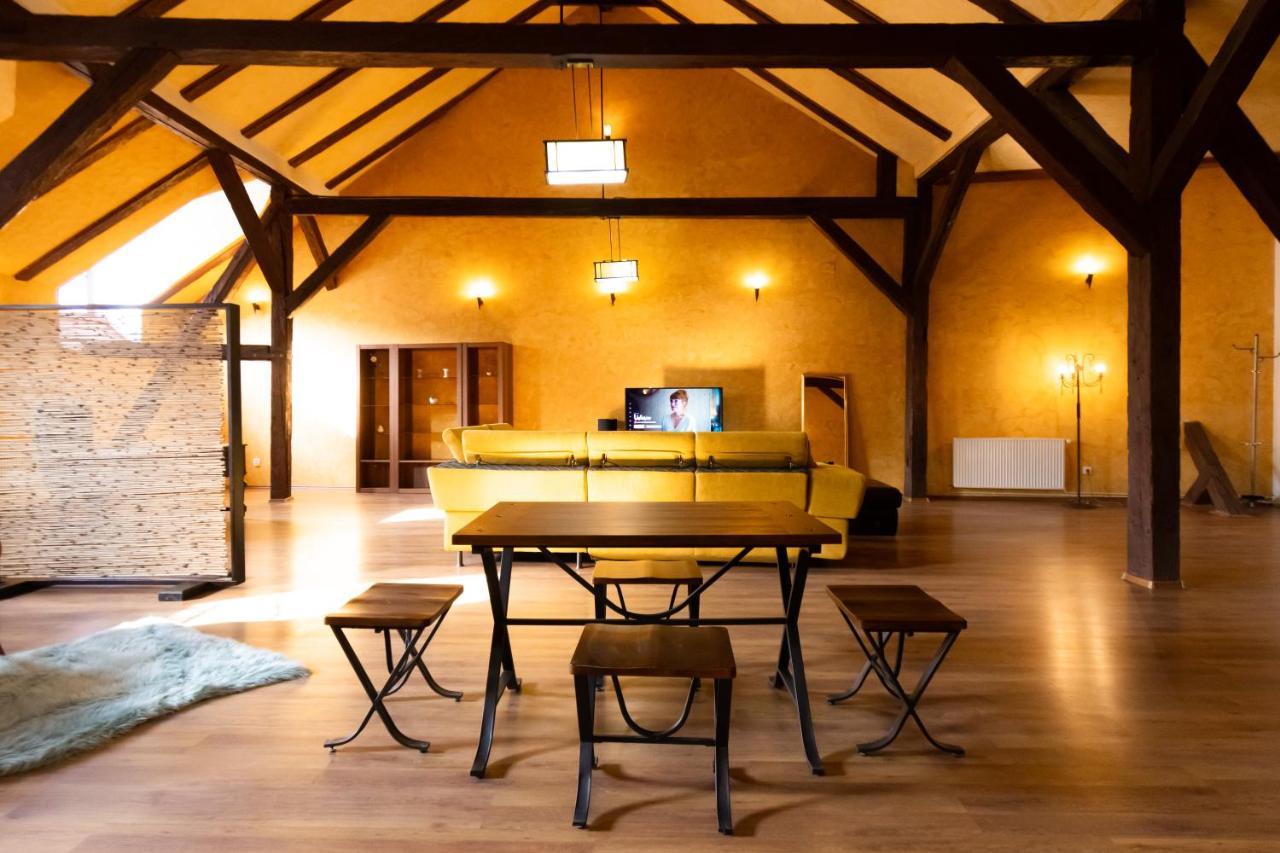 The Attic - Large Open-Space In The Old Town Of Brasov, Minutes Away From The Black Church 외부 사진